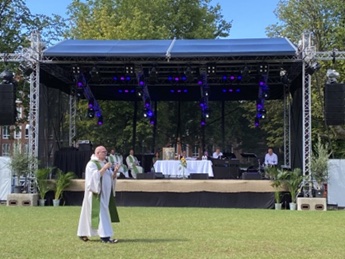 Openlucht dienst tijdens cultuurfeest 'Onder de bomen'